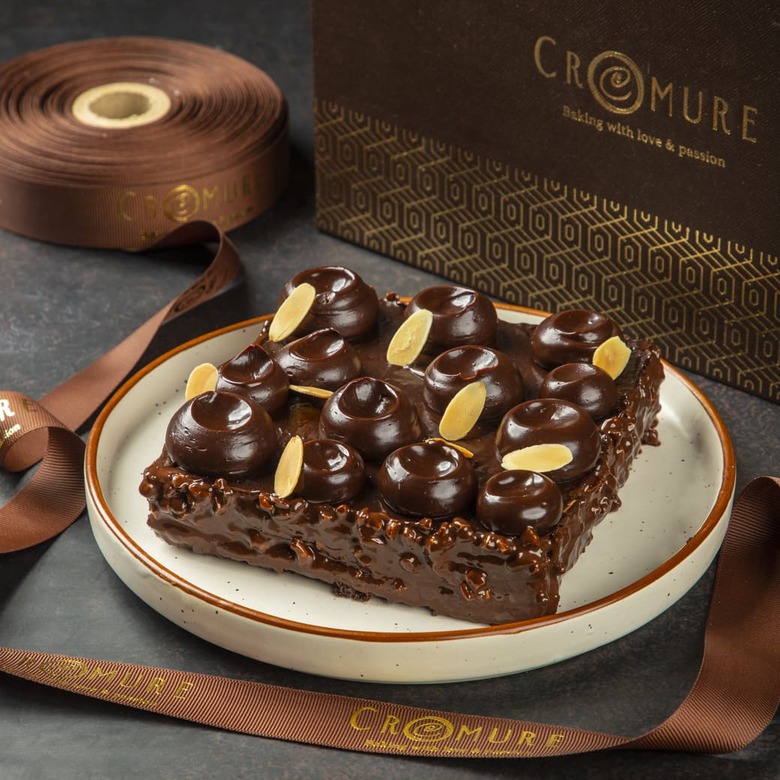 cremure swiss crunchy chocolate cake