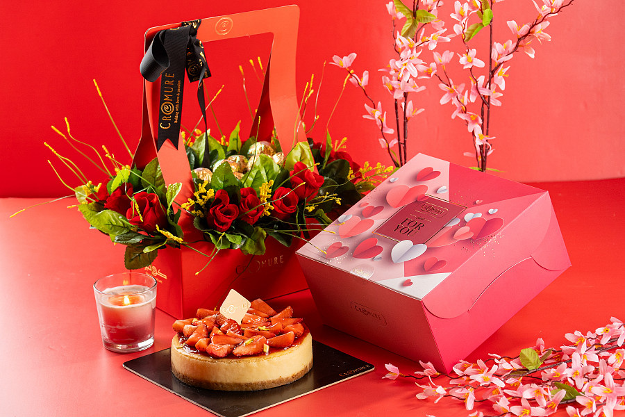 Valentine’s Day heart-shaped Biscoff strawberry cheesecake with Ferrero chocolates and a flower bouquet – perfect romantic gift.